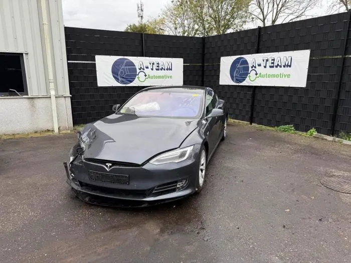 Akku Elektro-Auto Tesla Model S